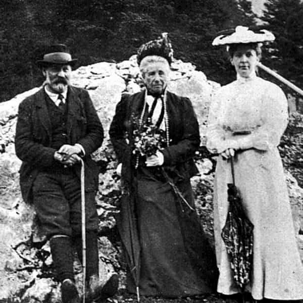 Sigmun Freud con su madre y esposa
