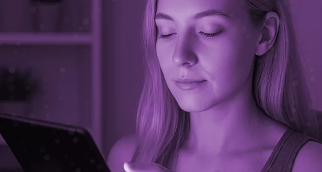 Mujer usando su celular para una sesión de psicoterapia online
